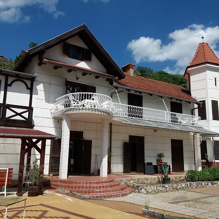 Valcsics Villa Panzio Pécs Exterior foto